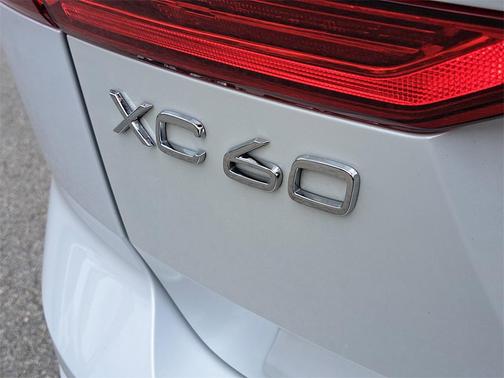 2023 Volvo XC60 B6 Ultimate Bright Theme