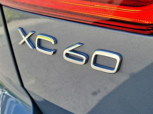 2024 Volvo XC60 Recharge Plug-In Hybrid T8 Plus Dark Theme