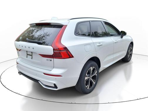 Crystal White Metallic 2026 Volvo XC60 B5 Core