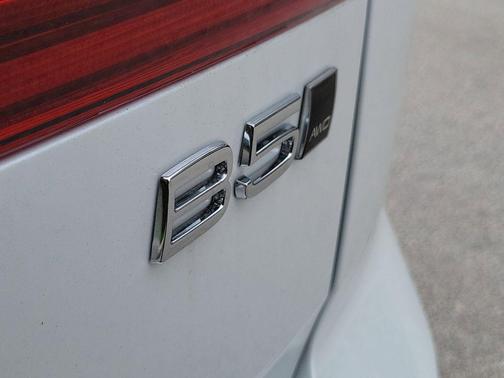 Crystal White Metallic 2026 Volvo XC60 B5 Core