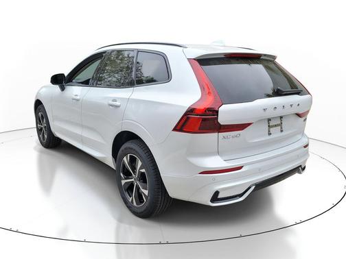Crystal White Metallic 2026 Volvo XC60 B5 Core