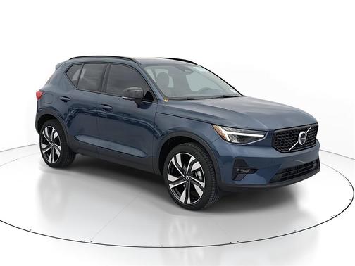 2026 Volvo XC40 Plus, B4 FWD Gas (mild hybrid), Dark