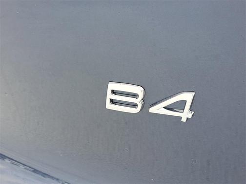 2026 Volvo XC40 Plus, B4 FWD Gas (mild hybrid), Dark