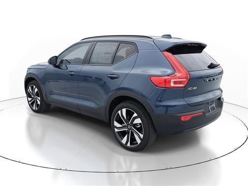 2026 Volvo XC40 Plus, B4 FWD Gas (mild hybrid), Dark