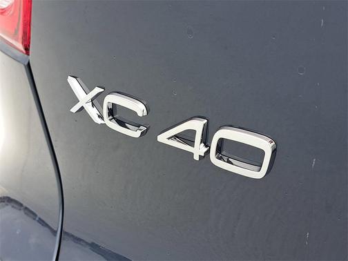 2026 Volvo XC40 Plus, B4 FWD Gas (mild hybrid), Dark