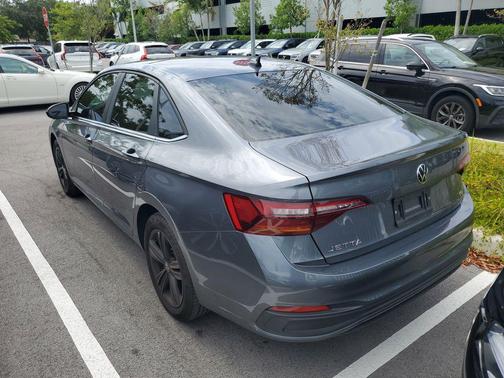 Platinum Gray Metallic 2023 Volkswagen Jetta 1.5T SE