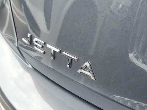 Platinum Gray Metallic 2023 Volkswagen Jetta 1.5T SE