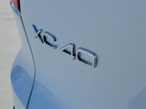 2026 Volvo XC40 Plus, B5 AWD Gas (mild hybrid), Dark