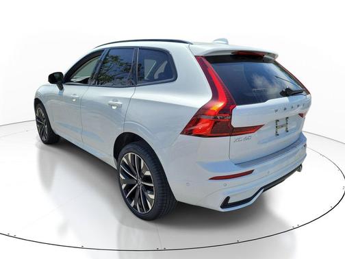 Crystal White Metallic 2026 Volvo XC60 B5 Ultra