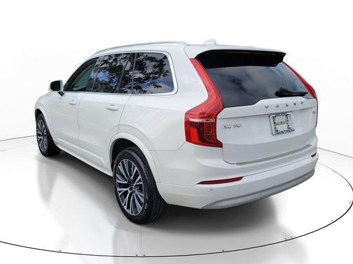 2022 Volvo XC90 T5 Momentum