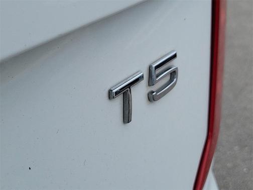 2022 Volvo XC90 T5 Momentum