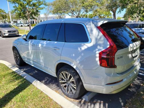 2022 Volvo XC90 T5 Momentum