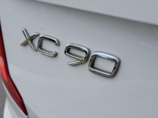 2022 Volvo XC90 T5 Momentum