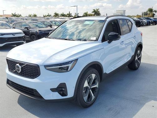 2026 Volvo XC40 Plus, B5 AWD Gas (mild hybrid), Dark