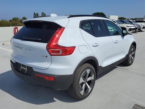 2026 Volvo XC40 Plus, B5 AWD Gas (mild hybrid), Dark