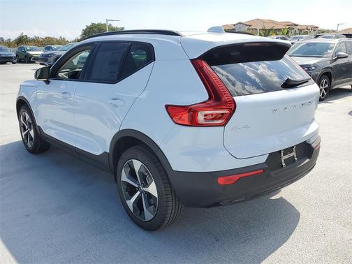 2026 Volvo XC40 Plus, B5 AWD Gas (mild hybrid), Dark