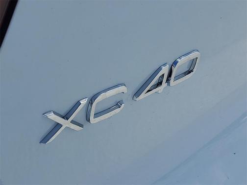2026 Volvo XC40 Plus, B5 AWD Gas (mild hybrid), Dark
