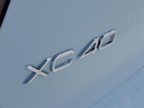 2026 Volvo XC40 Plus, B5 AWD Gas (mild hybrid), Dark