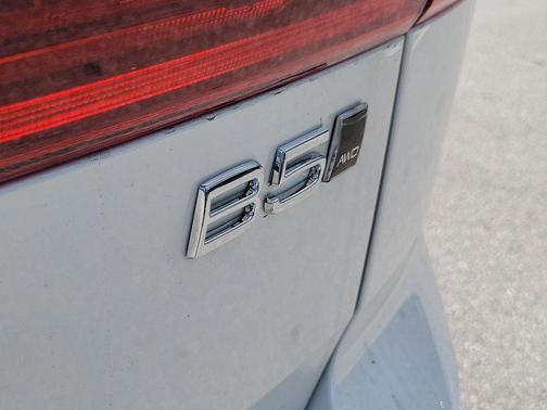 Crystal White Metallic 2026 Volvo XC60 B5 Plus