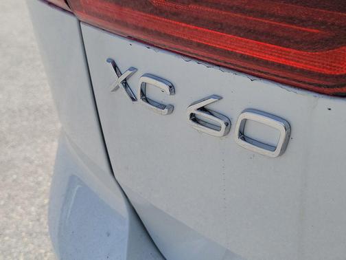 Crystal White Metallic 2026 Volvo XC60 B5 Plus