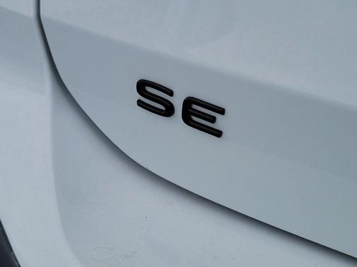 Pure White w/Deep Blk Rf 2026 Volkswagen Taos SE Black
