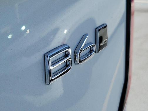 Crystal White Pearl 2026 Volvo XC90 Plus, B6 AWD Gas (mild hybrid), Gasoline, Bright, 7 Seats