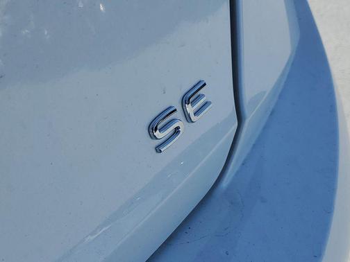 Opal White Pearl 2026 Volkswagen Jetta 1.4T SE