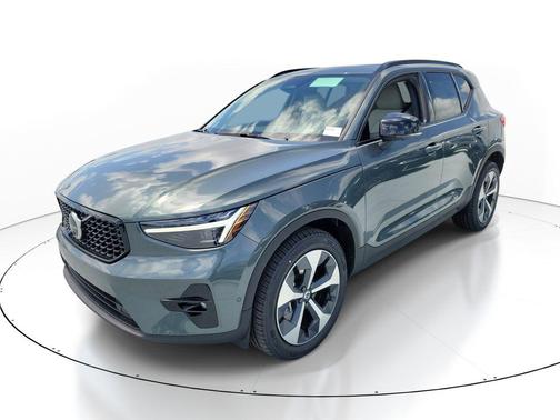 Forest Lake 2026 Volvo XC40 Plus, B5 AWD Gas (mild hybrid), Dark