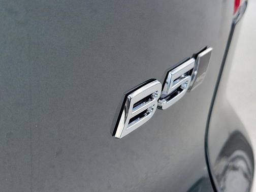 Forest Lake 2026 Volvo XC40 Plus, B5 AWD Gas (mild hybrid), Dark