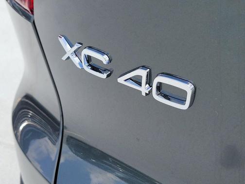 Forest Lake 2026 Volvo XC40 Plus, B5 AWD Gas (mild hybrid), Dark
