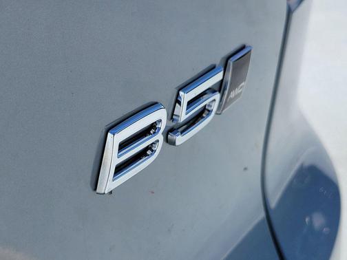 Aurora Silver 2026 Volvo XC40 Ultra, B5 AWD Gas (mild hybrid), Dark