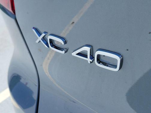 Aurora Silver 2026 Volvo XC40 Ultra, B5 AWD Gas (mild hybrid), Dark