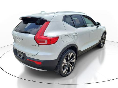 Crystal White Metallic 2023 Volvo XC40 B5 Plus Bright Theme