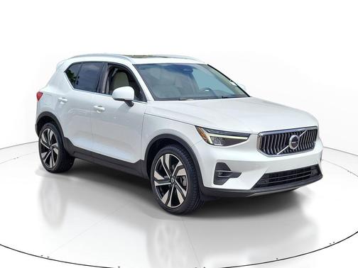 Crystal White Metallic 2023 Volvo XC40 B5 Plus Bright Theme