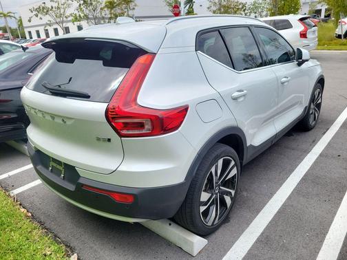 Crystal White Metallic 2023 Volvo XC40 B5 Plus Bright Theme