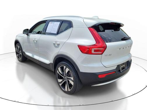 Crystal White Metallic 2023 Volvo XC40 B5 Plus Bright Theme