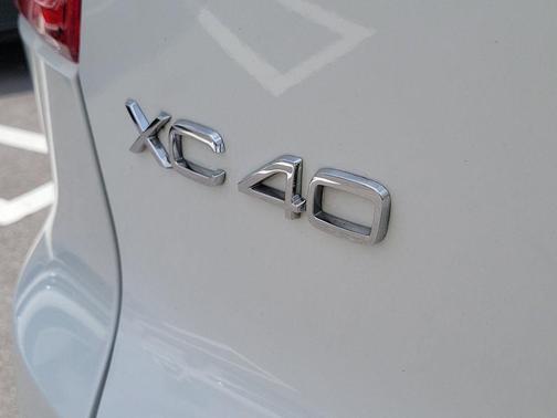 Crystal White Metallic 2023 Volvo XC40 B5 Plus Bright Theme