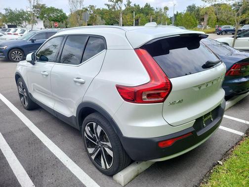 Crystal White Metallic 2023 Volvo XC40 B5 Plus Bright Theme