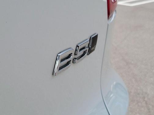 Crystal White Metallic 2023 Volvo XC40 B5 Plus Bright Theme