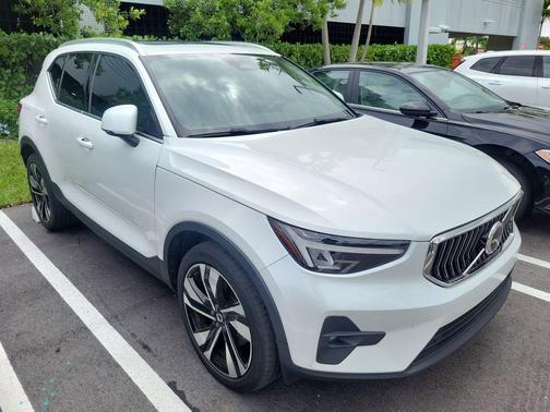 Crystal White Metallic 2023 Volvo XC40 B5 Plus Bright Theme