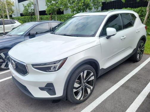 Crystal White Metallic 2023 Volvo XC40 B5 Plus Bright Theme