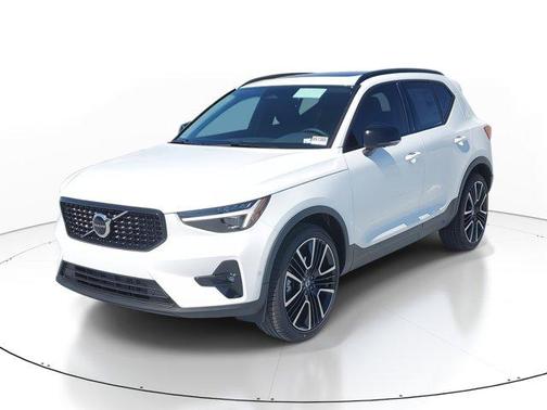 2025 Volvo XC40 B5 Ultra Dark Theme
