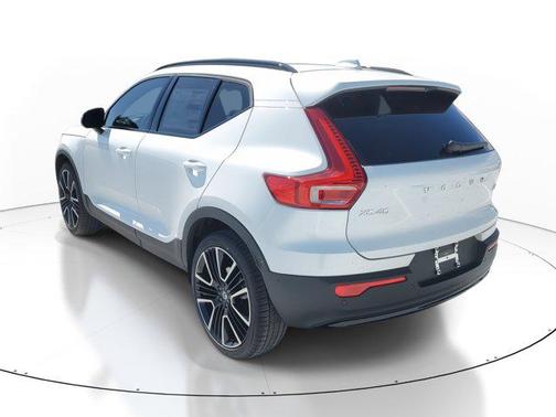 2025 Volvo XC40 B5 Ultra Dark Theme
