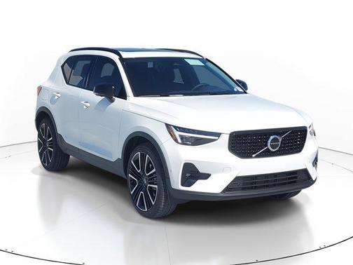 2025 Volvo XC40 B5 Ultra Dark Theme