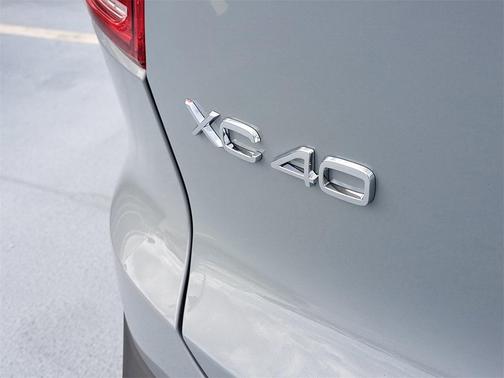 2026 Volvo XC40 Core, B4 FWD Gas (mild hybrid), Dark