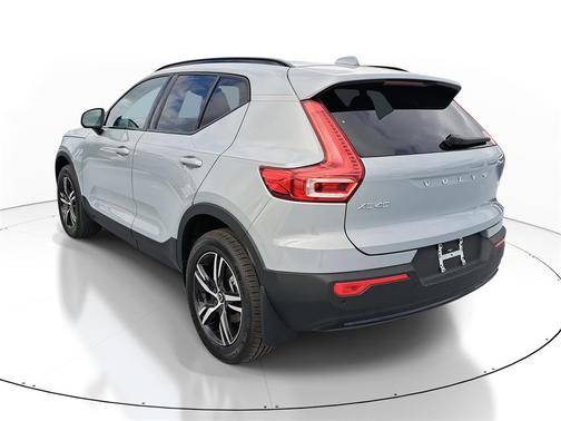 2026 Volvo XC40 Core, B4 FWD Gas (mild hybrid), Dark