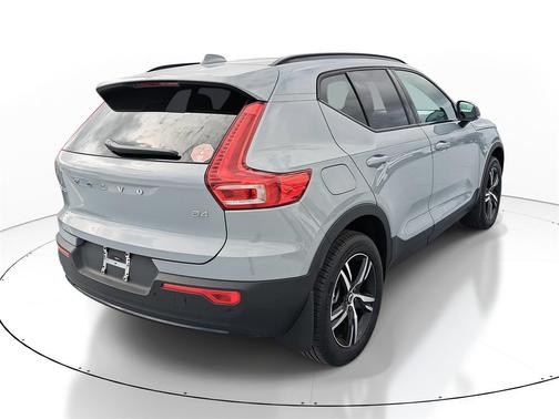 2026 Volvo XC40 Core, B4 FWD Gas (mild hybrid), Dark
