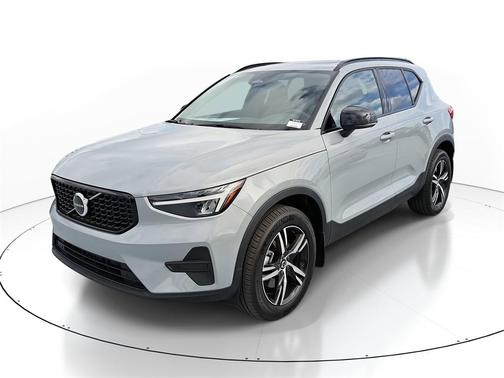 2026 Volvo XC40 Core, B4 FWD Gas (mild hybrid), Dark