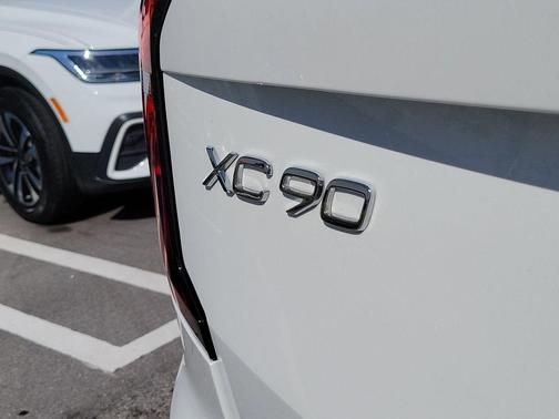 Crystal White Pearl 2025 Volvo XC90 Plug-In Hybrid T8 Ultra 7-Seater