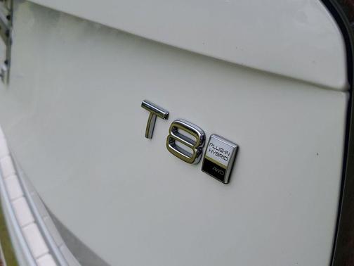 Crystal White Pearl 2025 Volvo XC90 Plug-In Hybrid T8 Ultra 7-Seater
